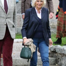 Regina Camilla, cu sacou și blugi skinny, la un eveniment literar