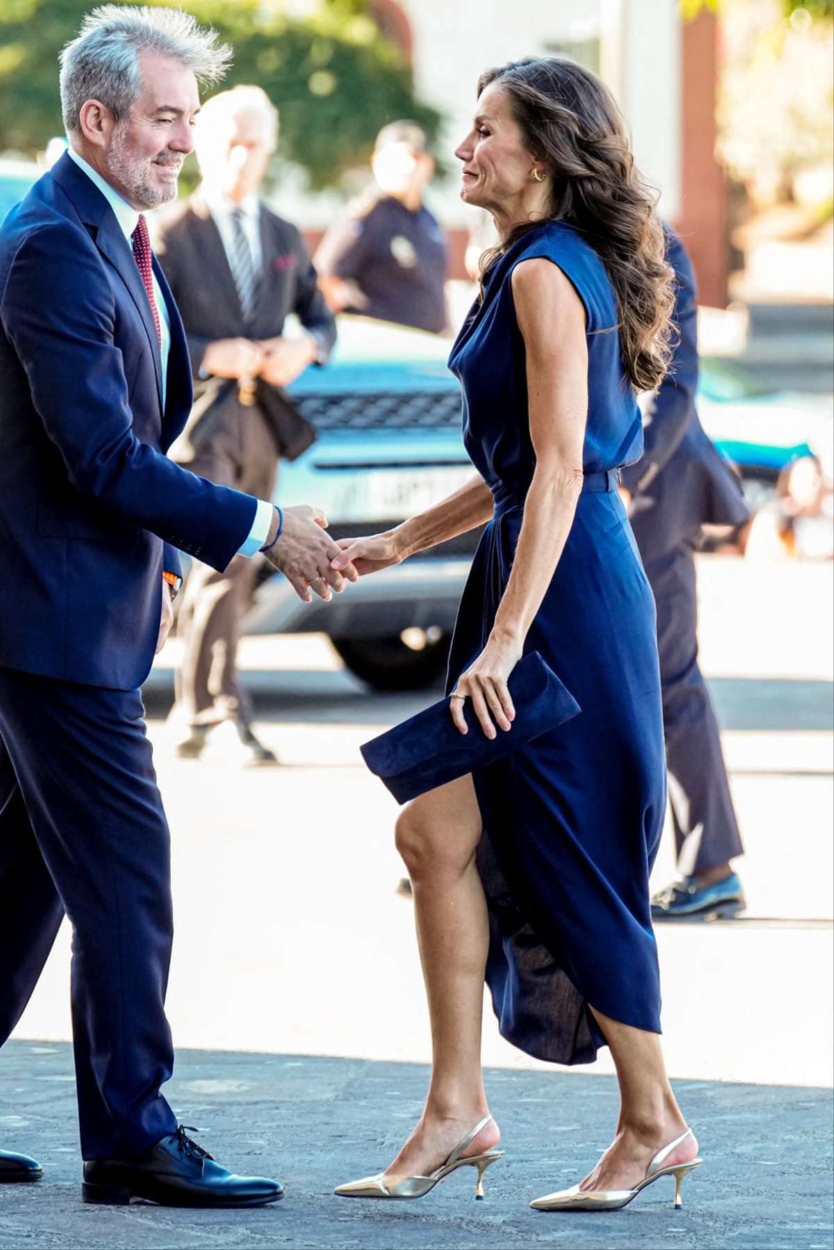 Regina Letizia într-o rochie albastră în timpul vizitei oficiale din Tenerife