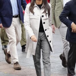 Regina Letizia într-un palton crem și o pereche de pantaloni gri în timpul vizitei din Tenerife
