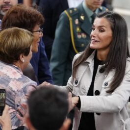 Regina Letizia în timp ce vorbește cu mai multe femei în timpul vizitei sale din Tenerife