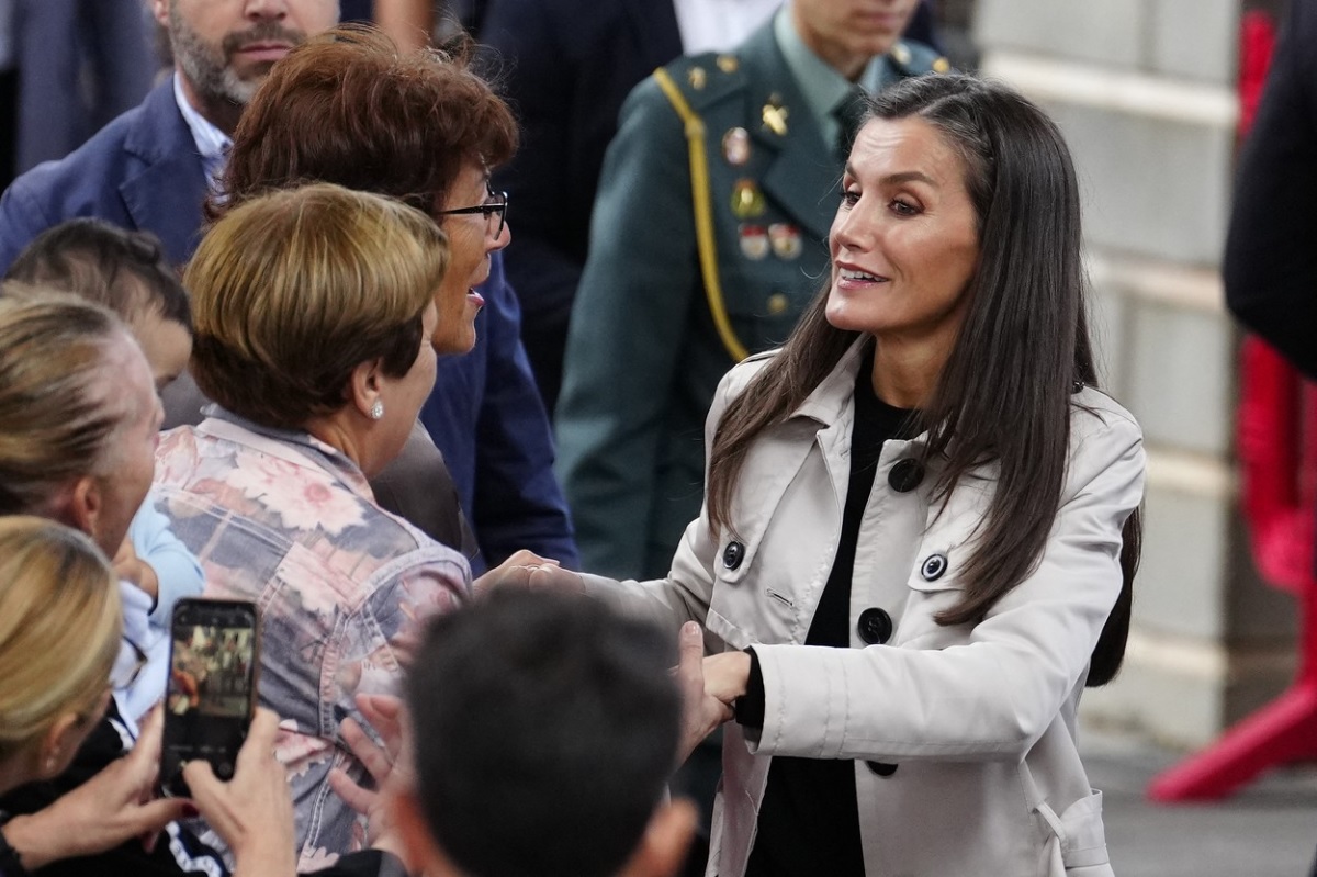 Regina Letizia în timp ce vorbește cu mai multe femei în timpul vizitei sale din Tenerife