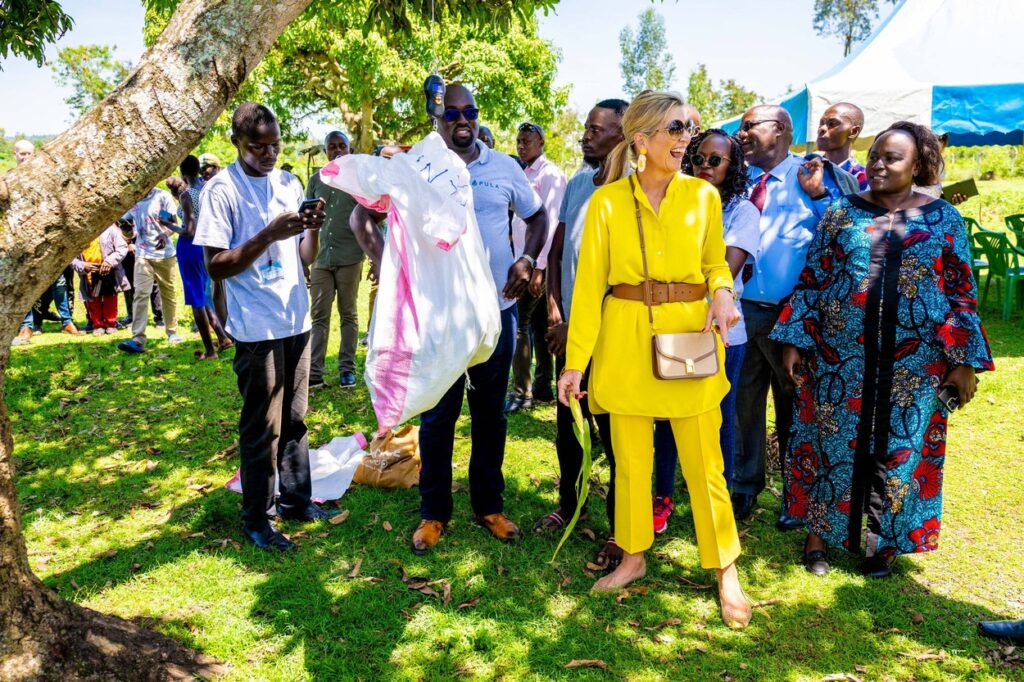 Regina Maxima, într-o ținută de culoare galbenă, într-o vizită în Kenya