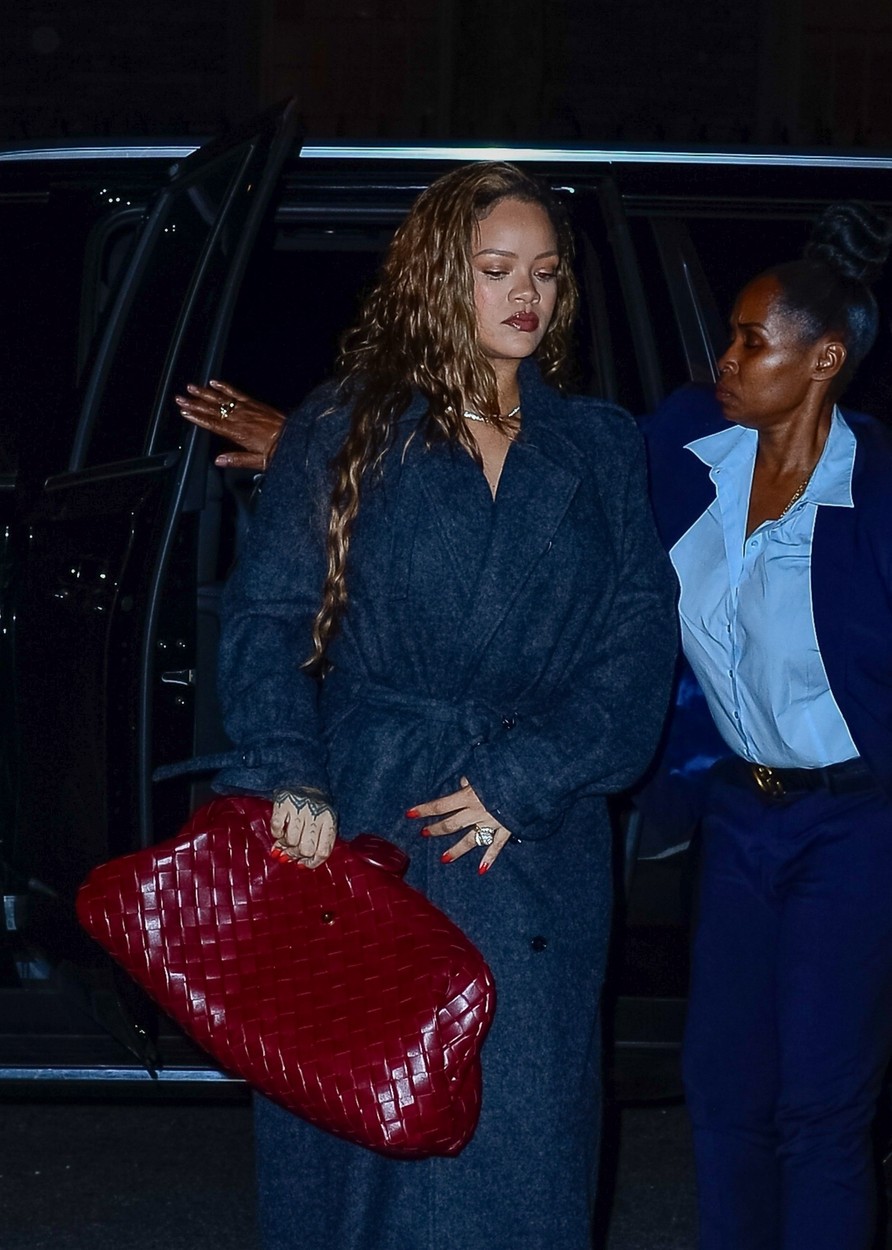 Rihanna, alături de asistenta ei, la o ieșire în oraș