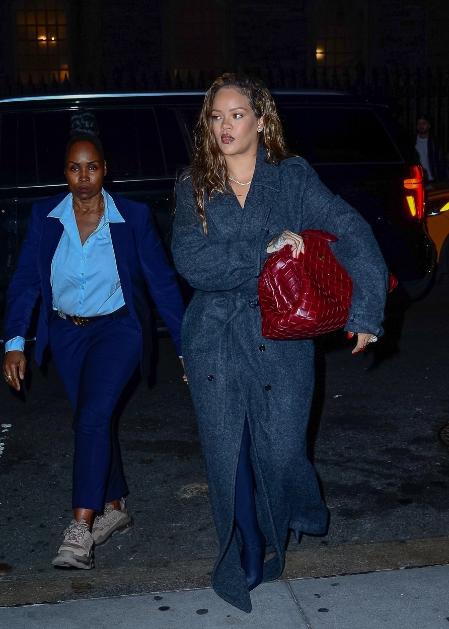 Rihanna, într-o ținută închisă la culoare, în timp ce coboară din mașină