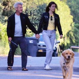 Sean Penn, de mână cu iubita sa și câinele lor, pe stradă în Malibu