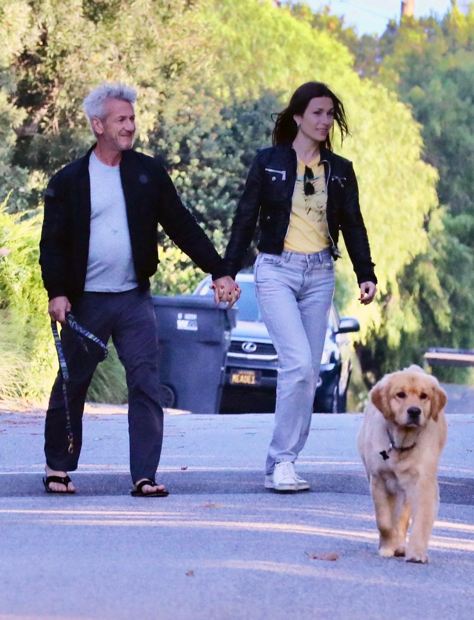Sean Penn, de mână cu iubita sa și câinele lor, pe stradă în Malibu