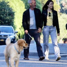 Sean Penn, alături de iubita sa, la plimbare pe stradă