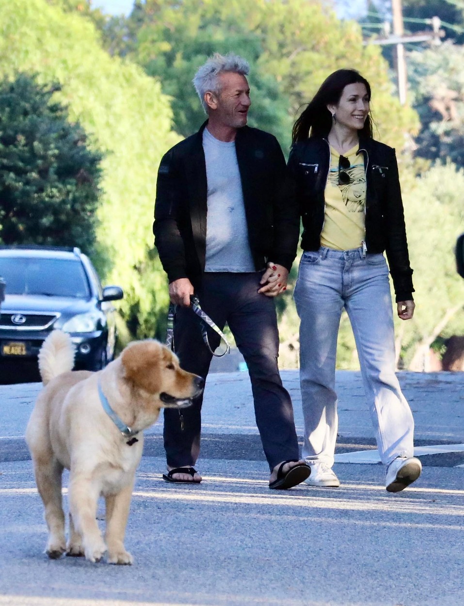 Sean Penn, alături de iubita sa, la plimbare pe stradă
