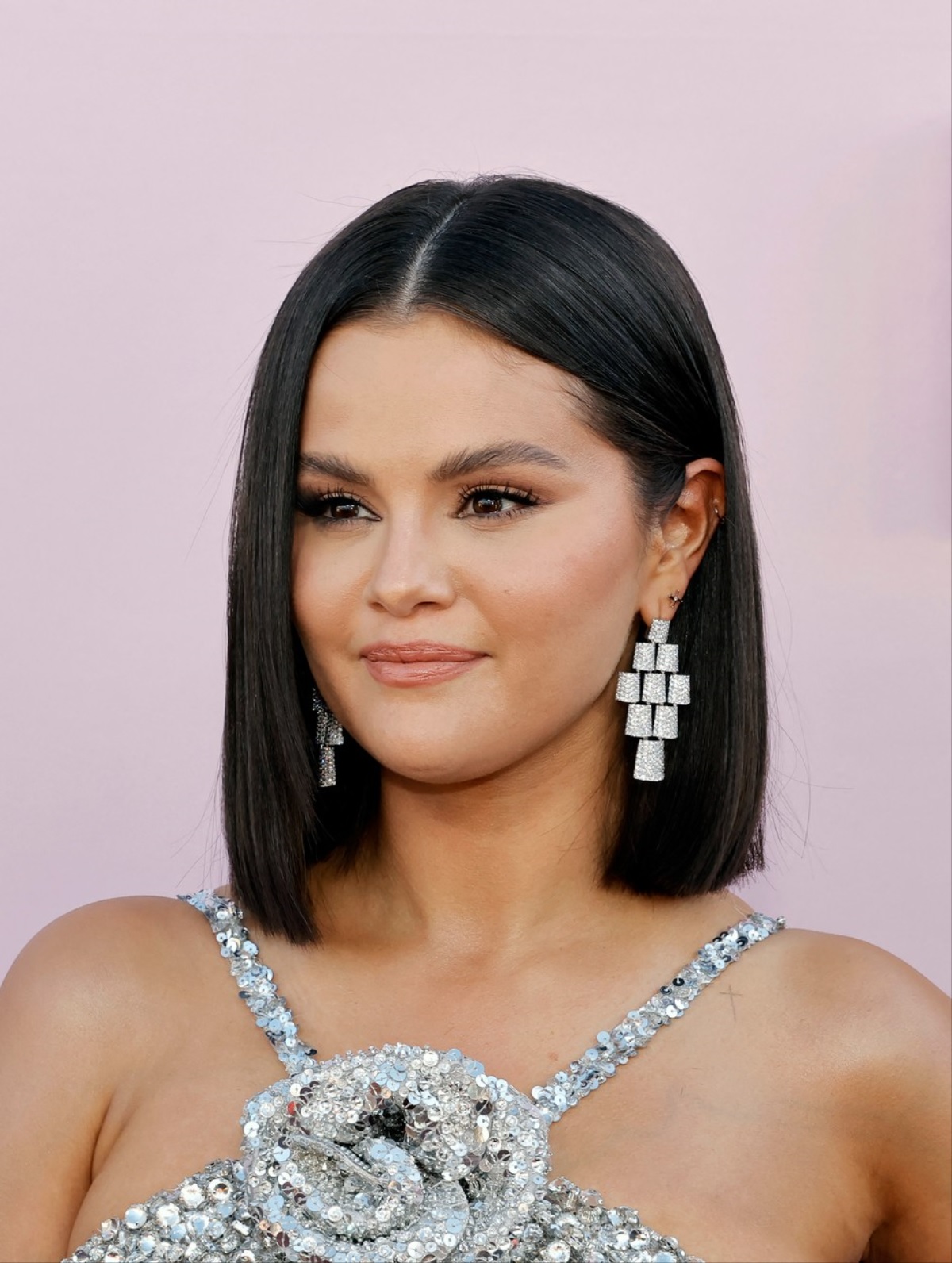 Selena Gomez într-o fotografie portret în timp ce poartă o rochie cu paiete