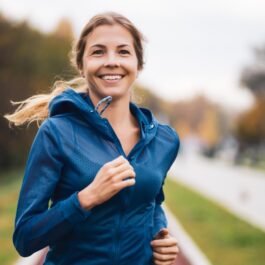 O femeie frumoasă care face jogging și ilustrează cum poți arde mai multe calorii prin alte sporturi