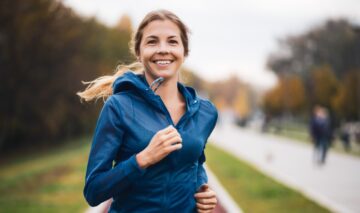 O femeie frumoasă care face jogging și ilustrează cum poți arde mai multe calorii prin alte sporturi