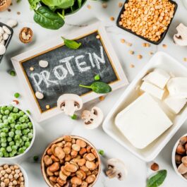 Mai multe surse de proteine vegetale pe o masă albă