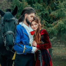 Un cuplu de îndrăgosțiți, care sunt îmbrăcați în haine medievale, pozând pentru cele trei zodii care au nevoie de afecțiune
