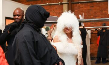 Bianca Censori și Kanye West îmbrăcați în ținute excentrice