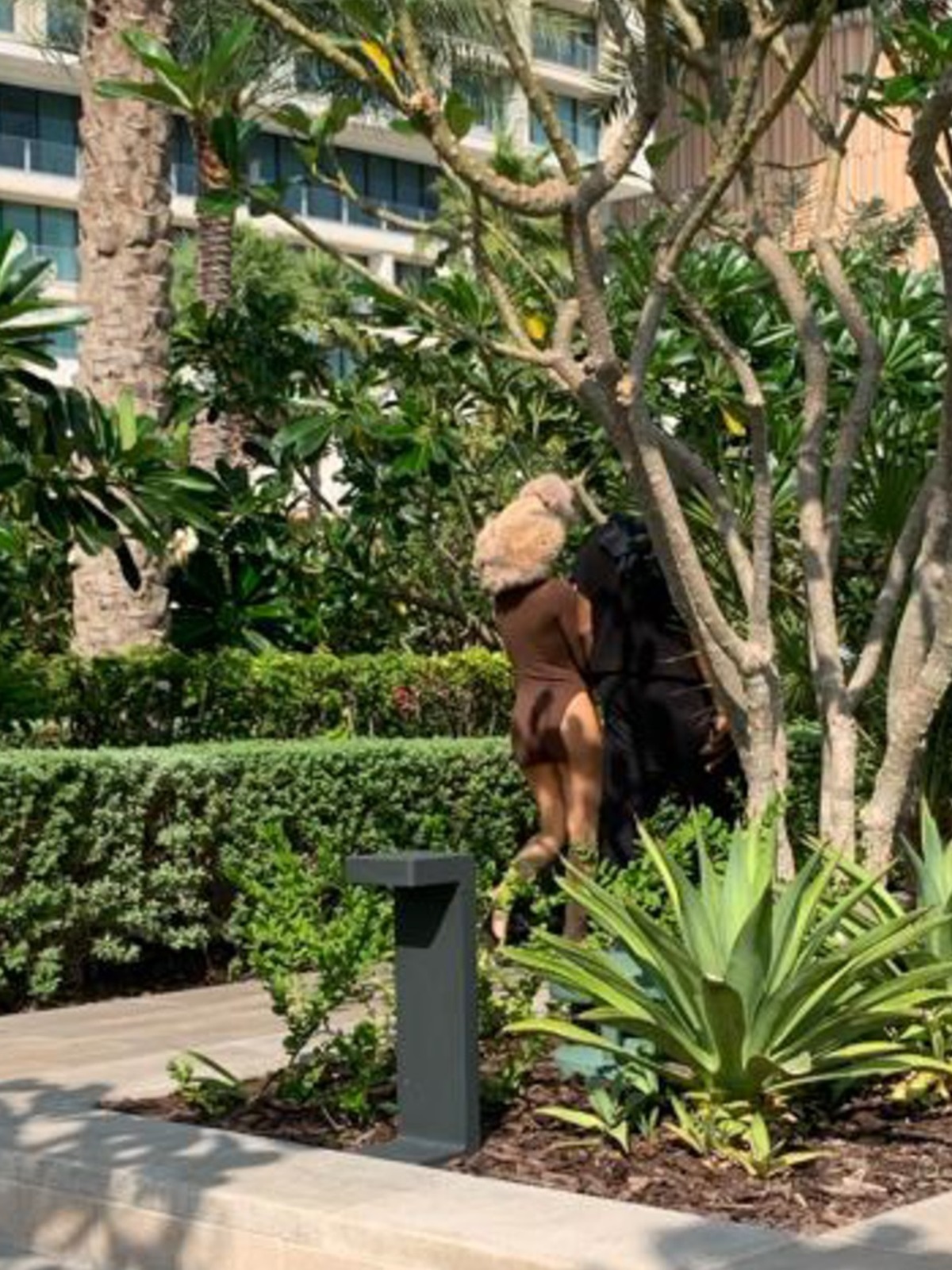 Bianca Censori și Kanye West fotografiați de la spate în timpul plimbării prin Dubai