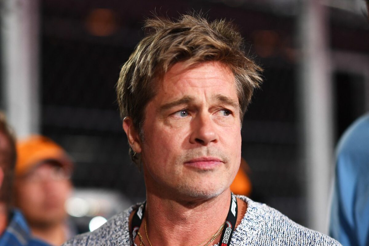 Brad Pitt, fotografie la chip, privind în depărtare