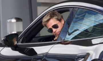 Brad Pitt, cu ochelari de soare la ochi, într-o mașină luxoasă