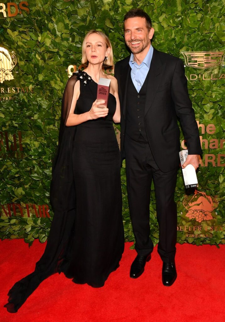 Bradley Cooper și Carey Mulligan, în ținute elegante, de culoare naegră
