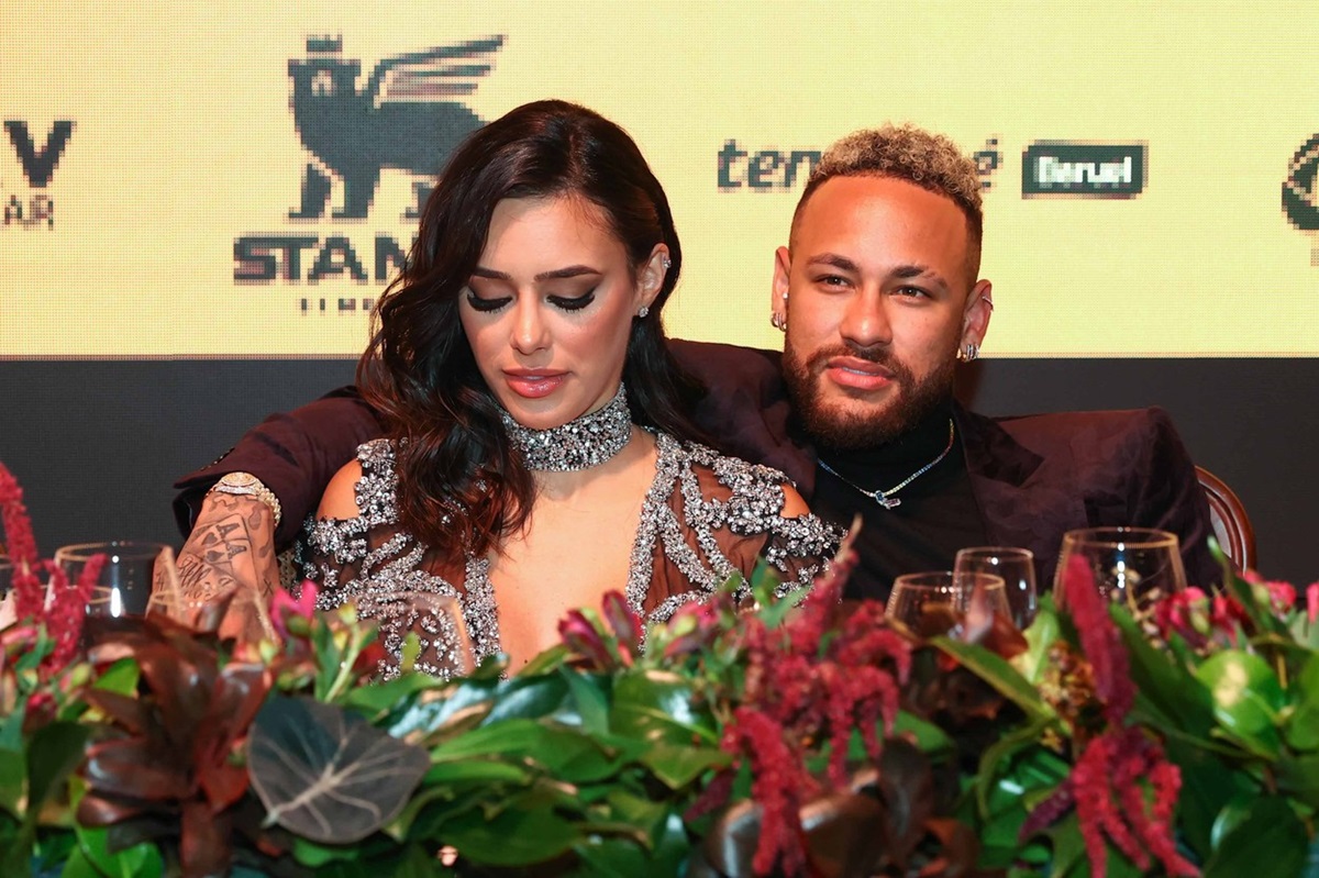Bruna Biancardi și Neymar în timp ce stau unul lângă altul la o conferință de presă
