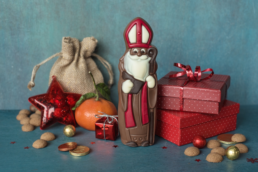 Cadouri și o figurină a Sfântului Nicolae