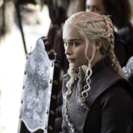 Emilia Clarke într-o scenă din serialul Game of Thrones