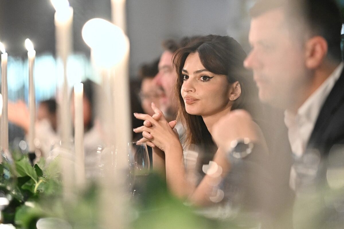 Emily Ratajkowski în timp ce stă la o masă la o petrecere privată din New York