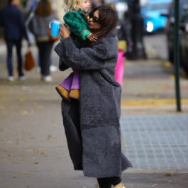 Emily Ratajkowski și Sylvester Apollo Bear în timp ce se plimbă pe străzile din New York