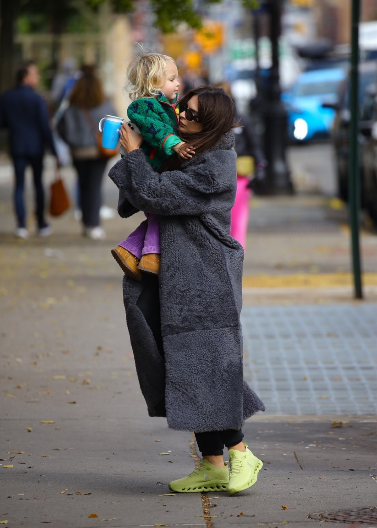 Emily Ratajkowski și Sylvester Apollo Bear în timp ce se plimbă pe străzile din New York