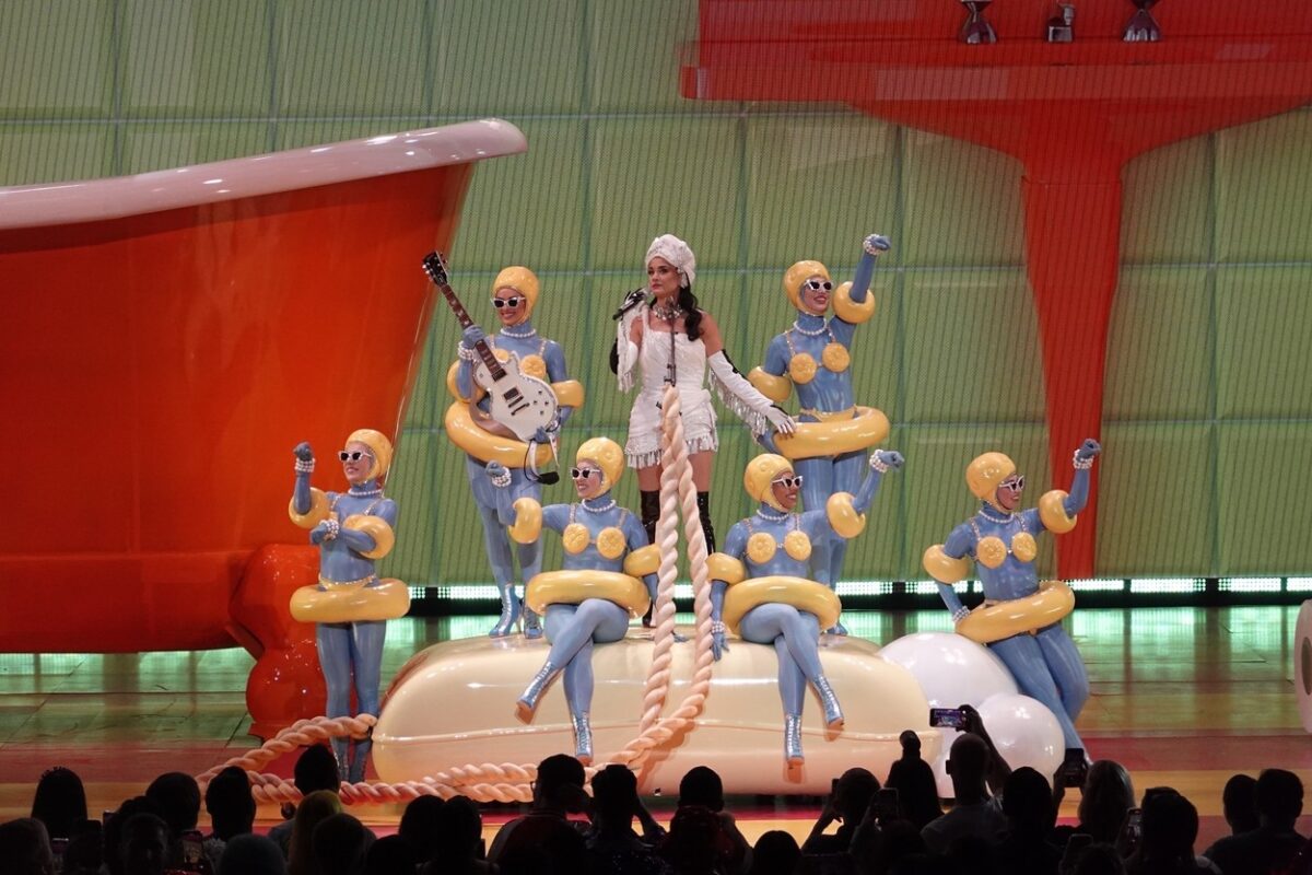 Katy Perry, într-un costum de scenă, în timpul turneului ei din Las Vegas