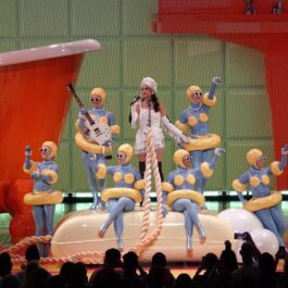 Katy Perry, într-un costum de scenă, în timpul turneului ei din Las Vegas