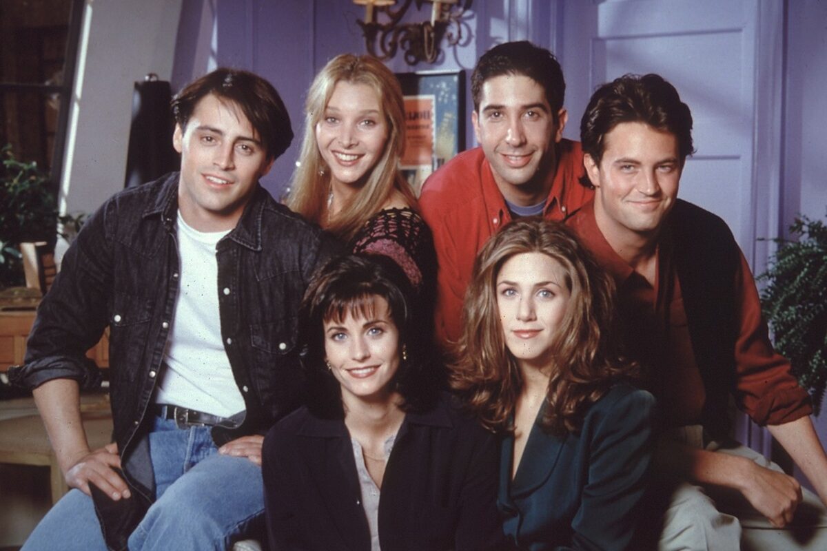 Jennifer Aniston, Lisa Kudrow, David Schwimmer, Courteney Cox, Matt LeBlanc și Matthew Perry într-o scenă din serialul Friends