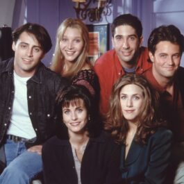 Jennifer Aniston, Lisa Kudrow, David Schwimmer, Courteney Cox, Matt LeBlanc și Matthew Perry într-o scenă din serialul Friends
