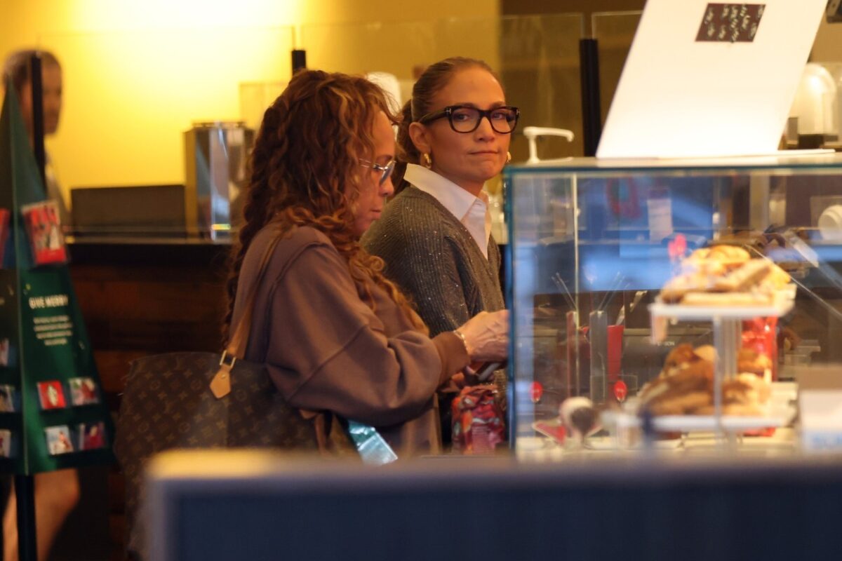 Jennifer Lopez, la o cafenea, cu o prietenă