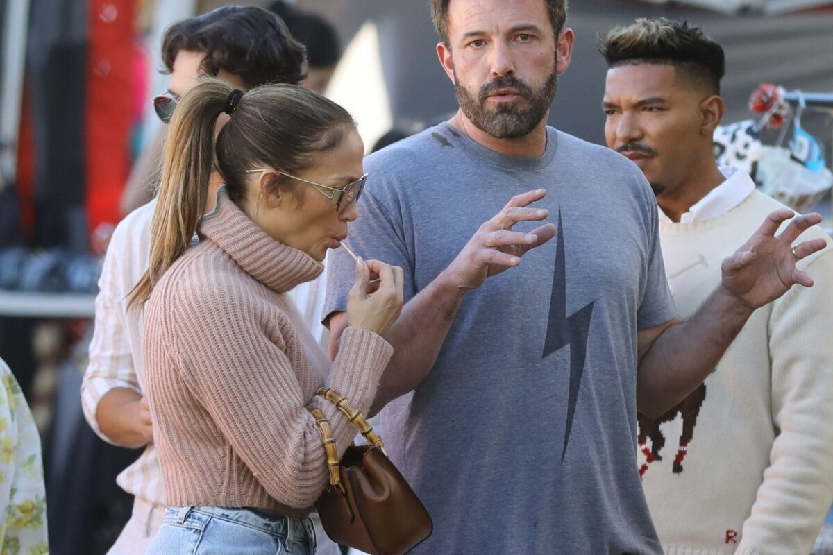 Jennifer Lopez cu o acadea în gură, la piață alături de Ben Affleck