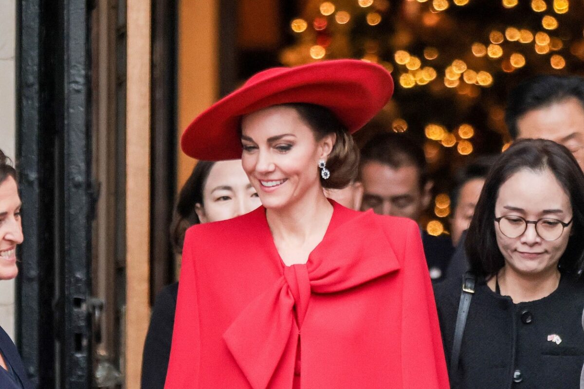 Kate Middleton, zâmbitoare, într-o ținută roșie