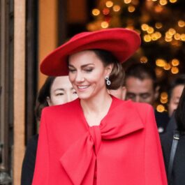 Kate Middleton, zâmbitoare, într-o ținută roșie