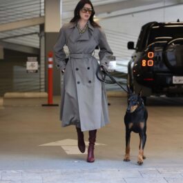 Kendall Jenner într-o parcare din Beverly Hills alături de câinele ei