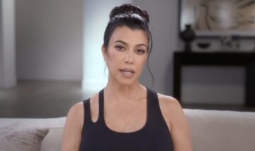 Kourtney Kardashian într-o bluză neagră în timpul unui interviu