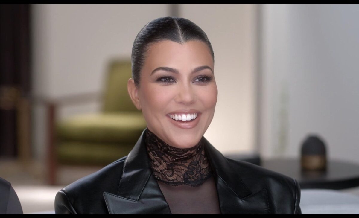 Kourtney Kardashian, într-o ținută complet neagră, la filmările reality show-ului The Kardashians