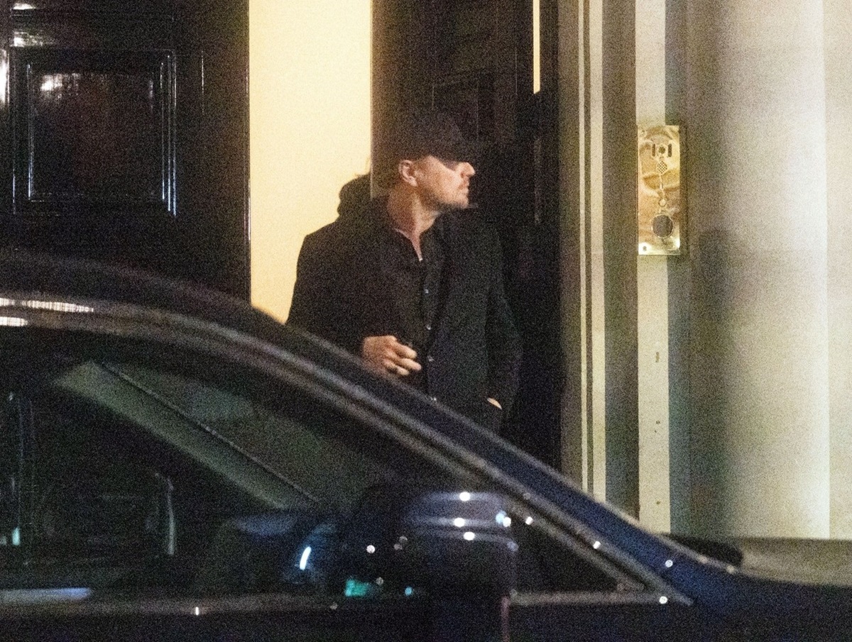 Leonardo DiCaprio îmbrăcat în negru de Ziua Recunoștinței