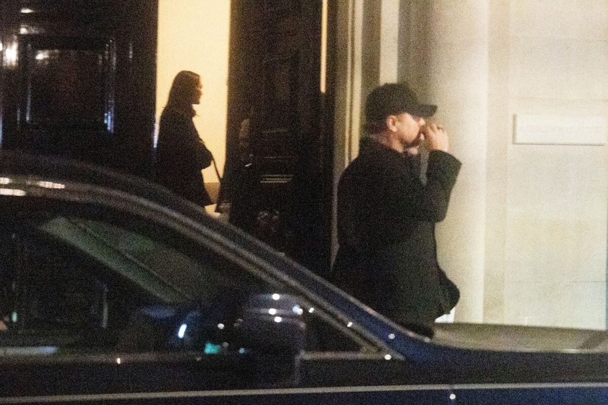 Leonardo DiCaprio și Vittoria Ceretti în timp ce părăsesc o clădire din Londra de Ziua Recunoștinței