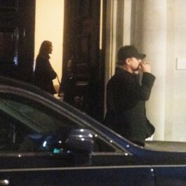 Leonardo DiCaprio și Vittoria Ceretti în timp ce părăsesc o clădire din Londra de Ziua Recunoștinței