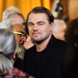 Leonardo DiCaprio îmbrăcat la costum, surprins la o petrecere din 2023