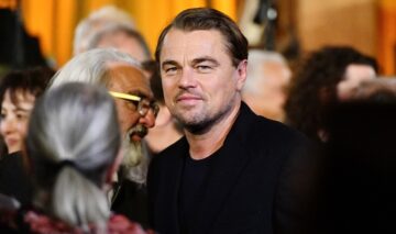 Leonardo DiCaprio îmbrăcat la costum, surprins la o petrecere din 2023