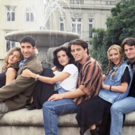 Jennifer Aniston, Lisa Kudrow, David Schwimmer, Courteney Cox, Matt LeBlanc și Matthew Perry în timp ce pozează împreună după filmările serialului Friends