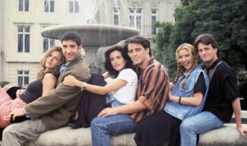 Jennifer Aniston, Lisa Kudrow, David Schwimmer, Courteney Cox, Matt LeBlanc și Matthew Perry în timp ce pozează împreună după filmările serialului Friends