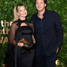 Margot Robbie și soțul său, la Gala Premiilor Gotham, în ținute asortate de culoare neagră