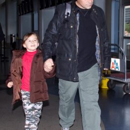 Marina Pearl LeBlanc în timp ce merge de mânuță cu tatăl ei Matt LeBlanc