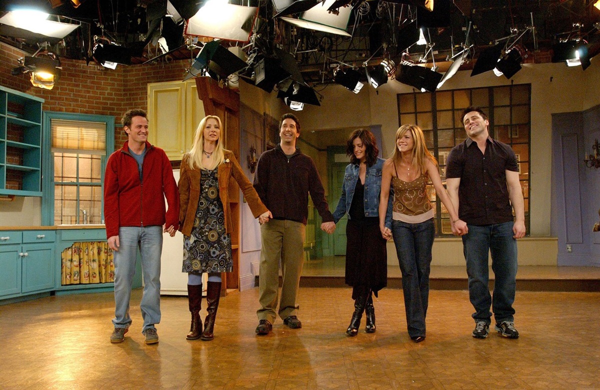 Matt LeBlanc, Courteney Cox, Jennifer Aniston, Matthew Perry, Lisa Kudrow și David Schwimmer pe platourile de filmare ale serialului Friends