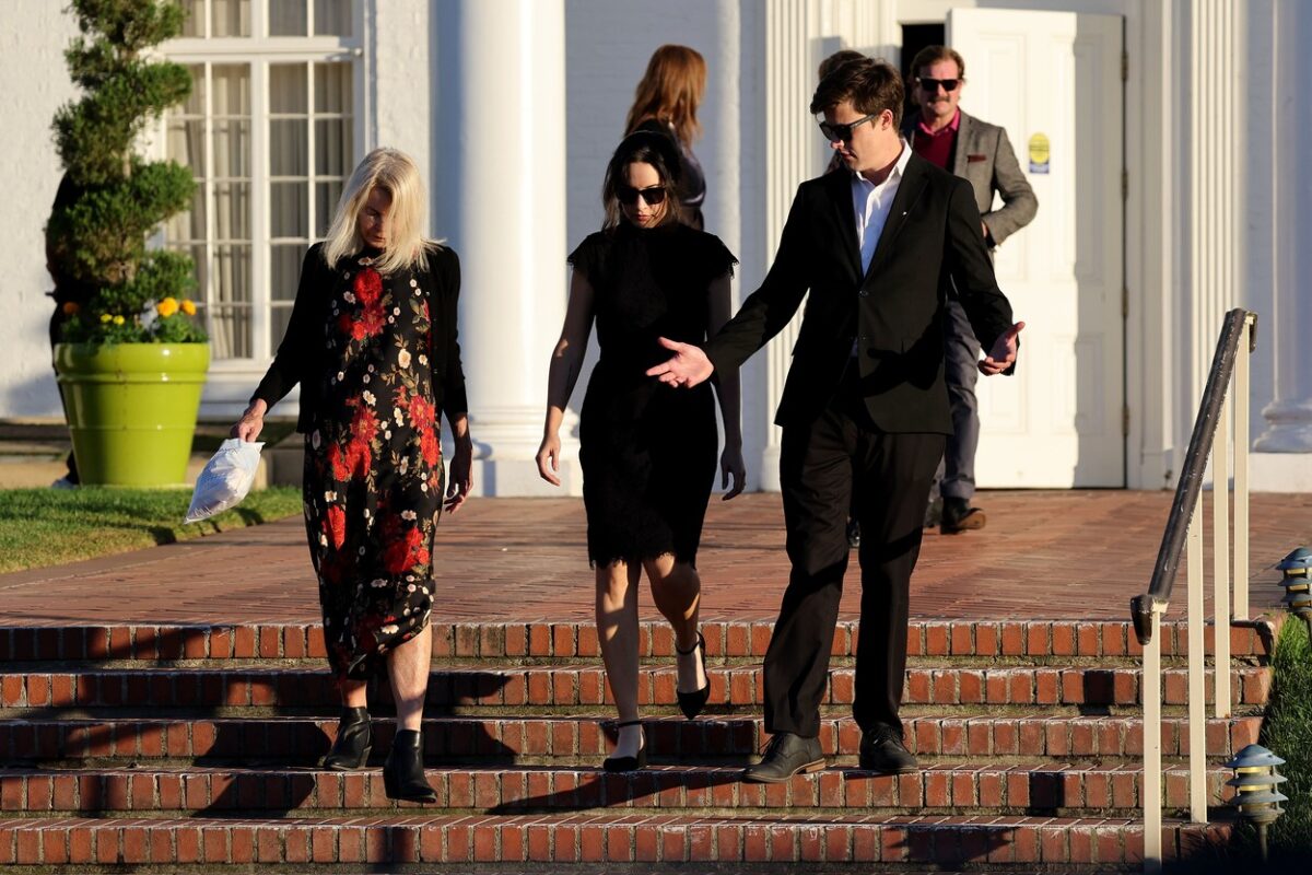 Familia și prietenii lui Matthew Perry la înmormântarea actorului